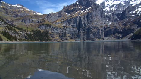 Tiefwinkelaufnahme-Eines-Sees,-Umgeben-Von-Den-Hohen-Alpenbergen-Und-Wäldern