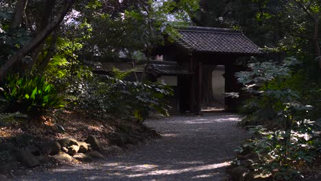 Langsamer-Spaziergang-Bis-Zum-Pfad-Im-Japanischen-Garten-Mit-Tor-Am-Ende
