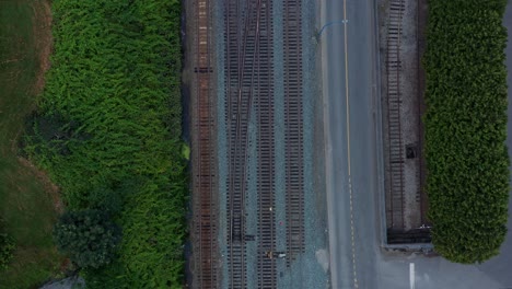 Atemberaubende-Leere-Bahngleise-Eisenbahndrohnenantenne-Von-Oben-Nach-Unten-Geschossen