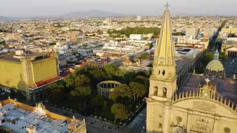 Dolly-In-Towards-Rotonda-de-los-Jaliscienses-Ilustres,-Guadalajara-Cathedral