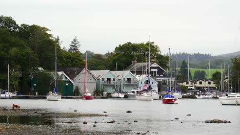 Ein-Bootshaus-Mit-Festgemachten-Yachten-Am-Ruhigen-Ufer-Des-Lake-Windermere-Im-Nationalpark-Lake-District-In-Cumbria,-England,-Großbritannien
