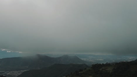 Antena-De-Drones-En-Lo-Alto-De-Las-Montañas-Durante-Un-Día-Nublado-Y-Brumoso-En-Centroamérica