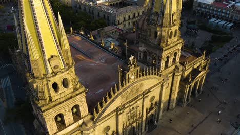 Luftaufnahme-Aus-Der-Vogelperspektive-Von-Menschen,-Die-Vor-Der-Kathedrale-Von-Guadalajara-Spazieren-Gehen