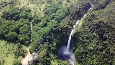Aerial-view-of-stunning-Akaka-Falls-waterfall,-Hawaii,-rising-pull-back-reveal