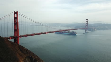 Weite-Sicht-Auf-Ein-Großes-Frachtschiff,-Das-Unter-Der-Golden-Gate-Bridge-Vorbeifährt