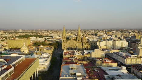 Drone-Vuela-Lejos-Del-Distrito-Histórico-De-La-Catedral-De-Guadalajara