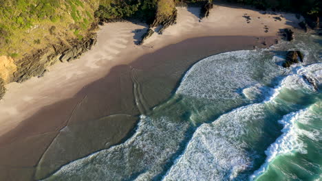 Beautiful-drone-shot-staring-on-beach-going-wide-at-Broken-Head-coast-near-Byron-Bay