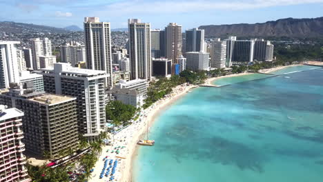 Aerial-view-of-Waikiki-Beach,-Honolulu,-tilt-up-reveal