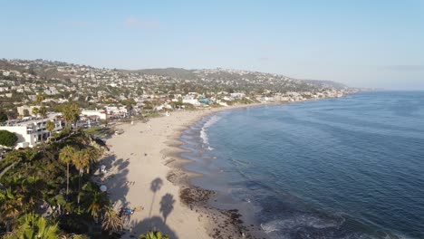 Schöne-Luftaufnahme-Des-Kalifornischen-Strandes