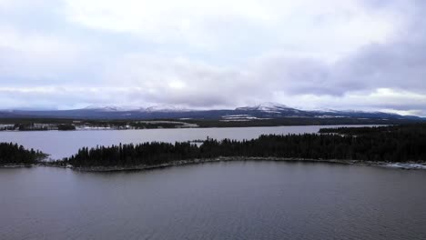 Lago-Frío-Sueco-Cerca-De-Hemavan-Tarnaby-En-Laponia---Toma-Aérea-Sobrevolada