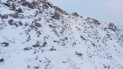 Snowy-Mountain-range-flank-and-frozen-landscape-in-Hemavan-Tarnaby,-Sweden---Aerial-fly-over