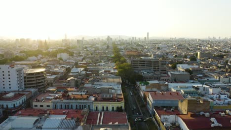Vista-Aérea-Panorámica-De-Las-Calles-Bañadas-Por-El-Sol-En-Guadalajara,-México