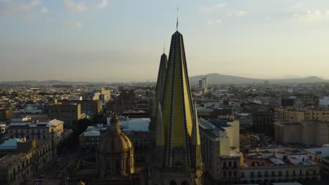 Luftumlaufbahn-Um-Die-Berühmte-Kathedrale-Von-Guadalajara-Im-Historischen-Viertel