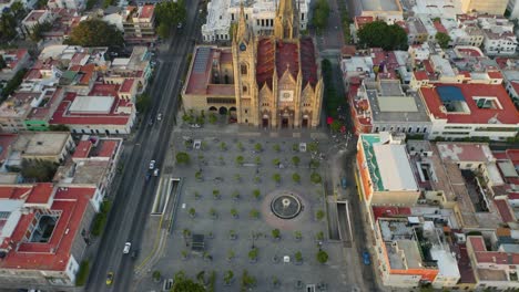 Vista-Aérea-De-Arriba-Hacia-Abajo-De-La-Histórica-Catedral-Católica-En-Guadalajara,-México