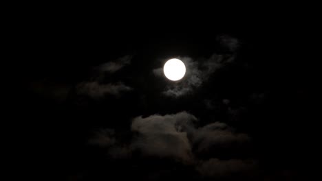 Mond-Am-Dunklen-Nachthimmel-Mit-Vorbeiziehenden-Wolken,-Geheimnisvolle-Märchenlandschaft-Im-Zeitraffer