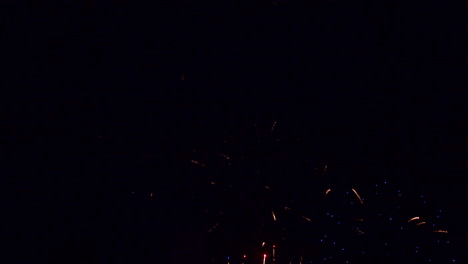 Raketen-Strömen-In-Den-Nachthimmel-Und-Explodieren-Mit-Farbe-Vor-Schwarzem-Hintergrund