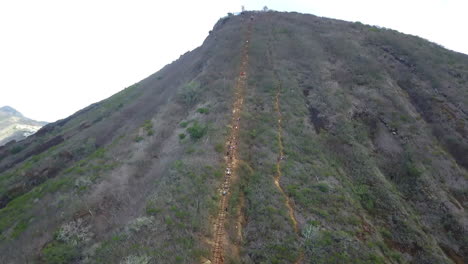 Luftbild-Nähert-Sich-Dem-Wanderweg-Zum-Ausgangspunkt-Der-Koko-Kraterbahn
