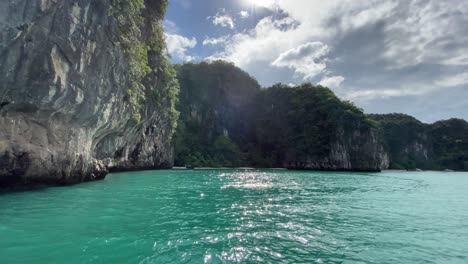 Thailand-coastline-from-a-moving-boat,-beautiful-island