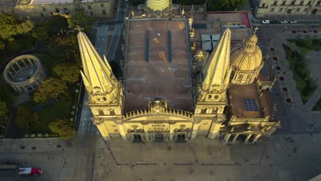 Passanten-Vor-Der-Kathedrale-Von-Guadalajara