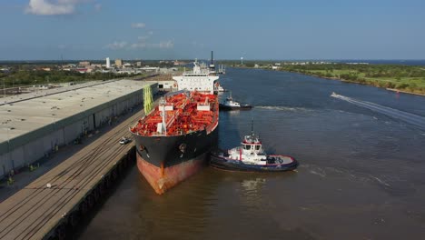 Docking-Von-Handelsschiffen,-Unterstützt-Von-Einem-Lotsen--Und-Schlepperboot-In-Port-Arthur,-Port-Texas