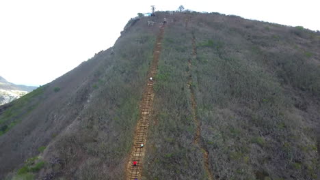Ascending-aerial-view-of-Koko-Crater-Railway-Trailhead,-Oahu,-Hawaii