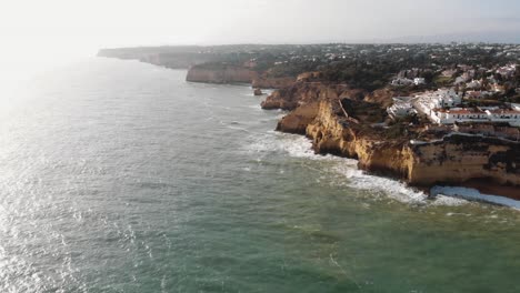 4K-Luftaufnahmen-Von-Drohnen-Der-Felsigen-Klippen-Und-Der-Küste-In-Der-Nähe-Der-Stadt-Carvoeiro,-Portugal