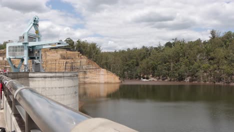 Big-Crane-located-on-top-of-Warragamba-Dam-Wall
