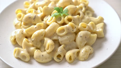 macaroni-and-cheese-with-herbs-in-bowl
