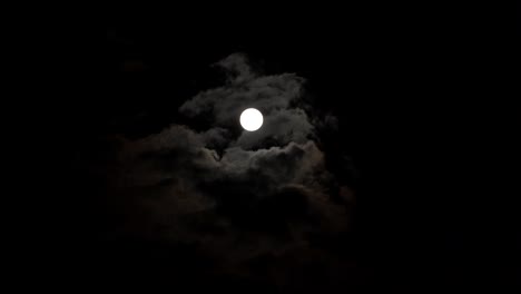 Disco-Lunar-Y-Nubes-En-El-Lapso-De-Tiempo-Del-Cielo-Nocturno-Oscuro,-Escena-Del-Concepto-De-Misterio-Del-Miedo
