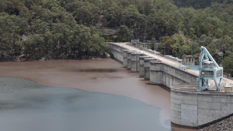 Schmutziges-Schlammwasser-Auf-Dem-Warragamba-Staudamm-In-Sydney,-Australien