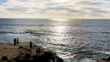 Menschen-Genießen-Einen-Kalifornischen-Sonnenuntergang-Zwischen-Seelöwen