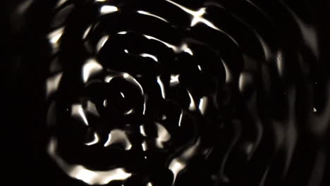 Vibrating-cymatic-patterns-pulse-in-a-liquid