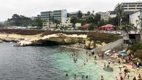 Menschen-Genießen-Einen-Sonnigen-Kalifornischen-Strand-In-Der-Nähe-Von-San-Diego