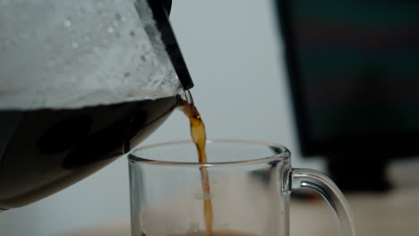 Kaffee-Aus-Einer-Kanne-In-Ein-Glas-Gießen