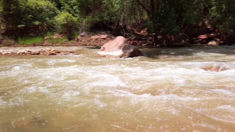 Schwenk-über-Einen-Schnell-Fließenden-Fluss-Im-Zion-Nationalpark