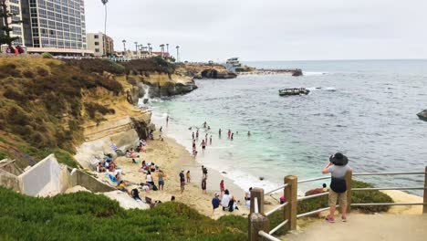 Menschen-Genießen-Einen-Sonnigen-Kalifornischen-Strand-In-Der-Nähe-Von-San-Diego
