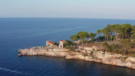 Aerial-shot-circling-a-peninsula-on-the-edges-of-Veli-Losinj,-Croatia