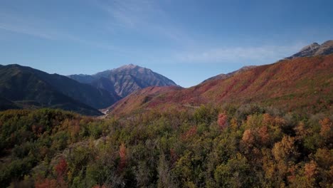 Beautiful-mountain-range-near-Deer-Creek-Reservoir-in-Utah-in-autumn