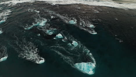 Drone-Elevándose-Sobre-Icebergs-En-Breidamerkursandur-Cerca-De-La-Playa-De-Diamantes-En-La-Laguna-Del-Glaciar-Jokulsarlon-En-El-Sur-De-Islandia