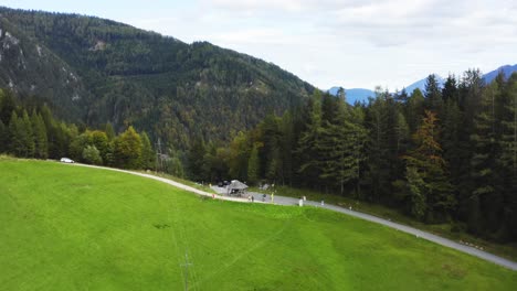 Antena-Sobre-El-Valle-En-Schaidasatte,-Austria-Para-Revelar-El-Paisaje-Montañoso