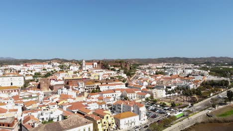Stadtbildansicht-Von-Silves-An-Der-Algarve,-Portugal---Luftaufnahme-Der-Niedrigen-Winkelbahn