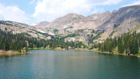 Luftdrohne-Absteigende-Bewegung-Des-Malerischen-Berggipfels-Und-Des-Wunderschönen-Klaren-Blauen-Seewassers-Neben-Dem-Pinienwald-In-Nederland-Colorado-Im-Sommer-In-Den-Rocky-Mountains