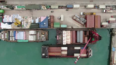 Pequeñas-Barcazas-De-Contenedores-De-Tipo-Alimentador-Que-Operan-En-El-Muelle-De-Pilar-De-Hong-Kong