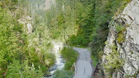Enthüllen-Sie-An-Sonnigen-Tagen-Den-Hölzernen-Bergweg-Entlang-Von-Fluss-Und-Wald