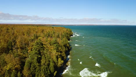 Birds-Eye-View,-Waves-Crashing-Along-Colorful-Autumn-Coast-Door-County-Wisconsin