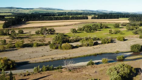 Luftaufnahme-Eines-Kleinen-Flusses-In-Der-Landschaft-Von-Neuseeland