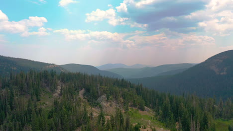 Luftdrohne-Enthüllt-Die-Aussicht-Auf-Die-Berge-Von-Nederland-Colorado-Und-Wolken,-Die-Im-Sommer-In-Den-Rocky-Mountains-Schatten-über-Den-üppigen-Kiefernwald-Werfen