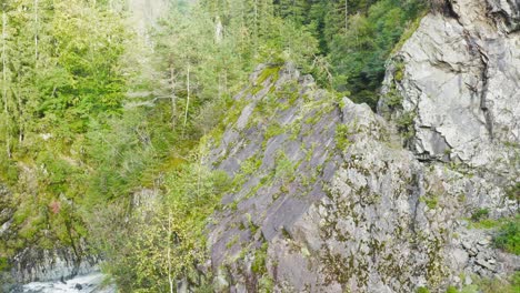 Luft-Vorbei-An-Der-Felswand,-Die-Eine-Kurvenreiche-Straße-In-Eisenkappel-Vellach,-österreich,-Aufdeckt