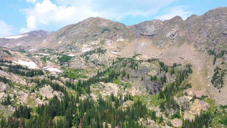 Luftdrohnenaufnahmen-Des-Malerischen-Berggipfels-Neben-Einem-Pinienwald-In-Der-Nähe-Des-Klaren-Blauen-Seewassers-In-Nederland-Colorado-Im-Sommer-In-Den-Rocky-Mountains