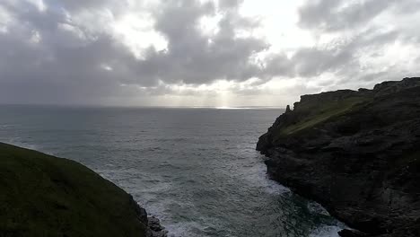 Time-lapse-of-a-dramatic-coastal-cove-view-at-King-Arthur's-Tintagel-Castle